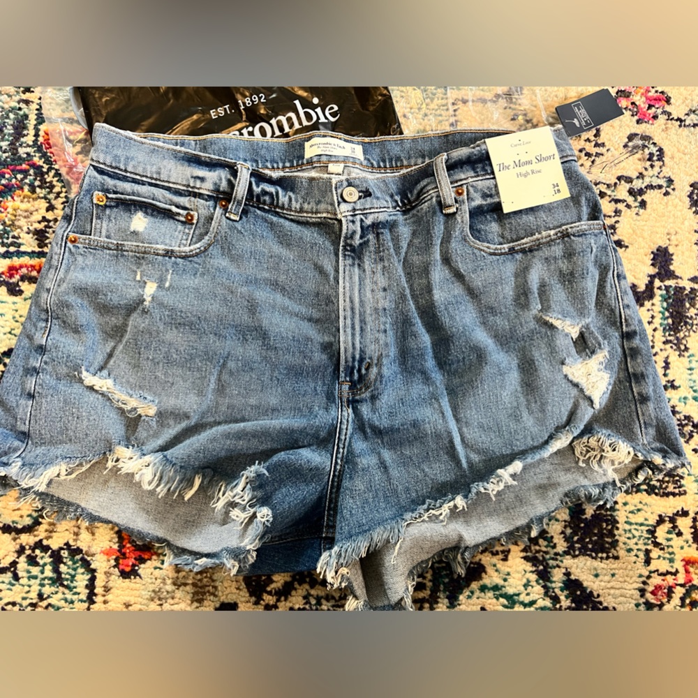 NWT Abercrombie High Rise Mom Shorts Size 18/34
